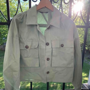  - Dov mintgrön jacka, mkt Nice att ha över en polo eller en vit skjorta