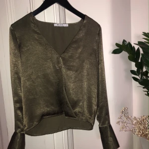 NA-KD topp  - Smaragdgrön topp/blus från NA-KD, knäppning vid bystet använd en gång  🍃🌸 Möts upp i Sthlm eller så tillkommer frakt 🍀