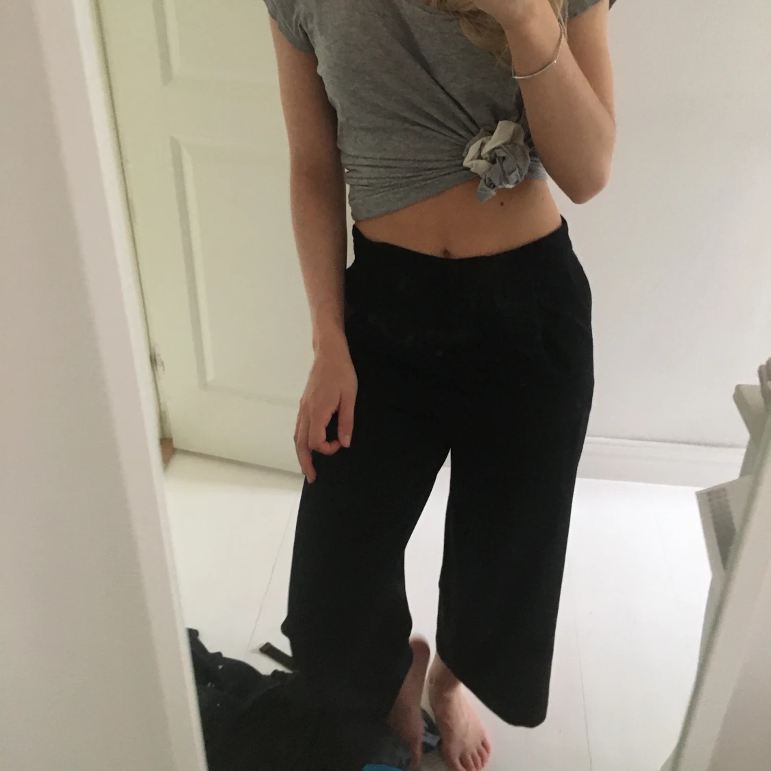 Svarta tunna byxor
