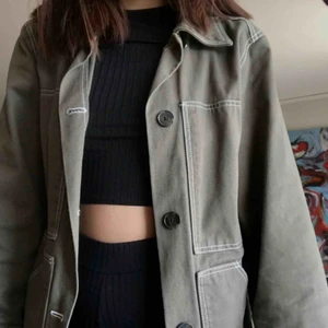  - Oversized grön jacka från Monki! OBS!! Är i storlek xxs, men passar perfekt på mig som är S/M! Frakt ingår!