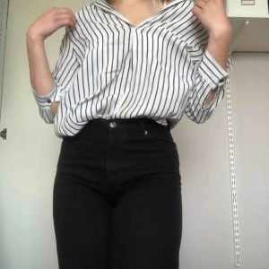  - Randig blus som är oanvänd, med en liten v-ringning. Bara fråga om ni vill veta något!🍀