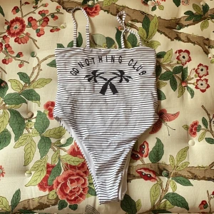 Oanvänd baddräkt - Randig oanvänd baddräkt!