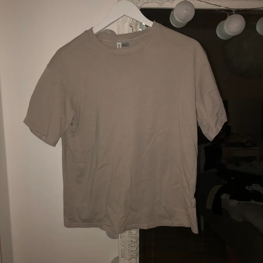 superfin beige/grå oversized t-shirt 🤎. T-shirts.