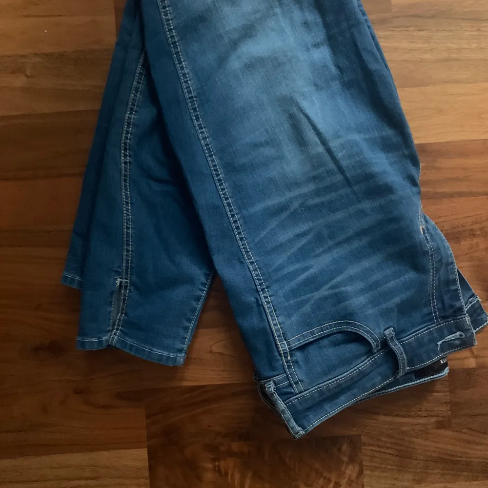 Jätte sköna jeans ifrån hollister, har inte kommit till användning. Stolek M. Jeans & Byxor.