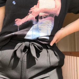 Kostymbyxor - Superfina kostymbyxor från Gina Tricot! De är sparsamt använda och är i bra skick. Det är storlek 40 och passar M! Frakten ingår i priset🥳🥳