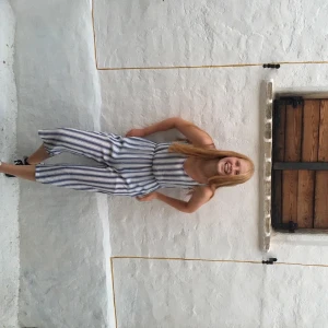 Blårandig jumpsuit - Tyvärr för liten:/ Ganska smal runt övre lår och höfter, iaf för mig. Var ca 174cm på bilden om det hjälper. Annars väldigt fin och somrig💫  Fortfarande väldigt bra kvalite, inte använd så många gånger. Köpare står för frakt🌻