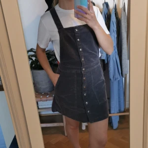 Hängsleklänning i machester  - Fin, bra skick.  Ej frakt, möts upp vid Stureplan eller Slussen 😊🌸