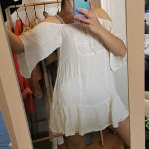 Vit sommarklänning  - Superfin, viskos. har blivit lite missfärgad på vissa ställen men märks inte av.  Ej frakt, möts upp vid Stureplan eller Slussen 😊🌸