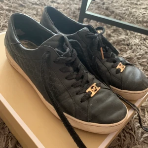 Michael kors skor - Säljer dessa snygga sneakers från Michael kors, använt skick. Priset går att diskutera🥰skriv för fler bilder