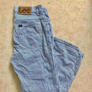  - Ett par Lee jeans köpta på secondhand i Stockholm. Jag har aldrig använt dom eftersom jag tycker att de är för korta på mig som är 173cm. Uppskattas till storlek S då det inte finns en storlek angiven. De är blå/vita i färgen. Hör gärna av er om frågor.
