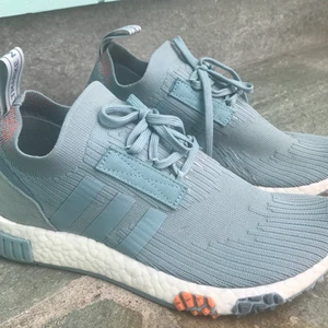 NYA! Adidas UltraBoost. Löparsko 37 1/3 - MÄRKE: ADIDAS ULTRA BOOST. MND R1. VAD: Löparsko med Adidas bästa löparsula. Strumpliknande passform. NYPRIS 1.700 kr. Endast testade.