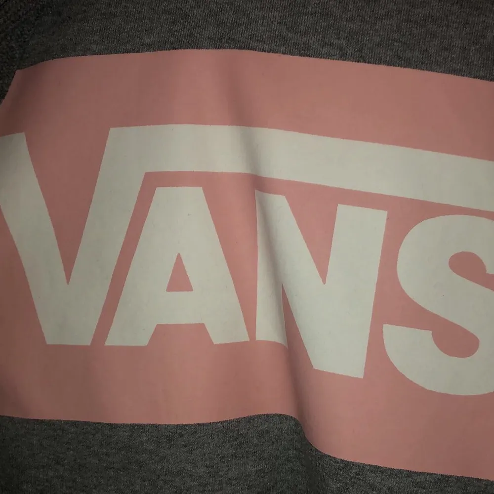 Grå hoodie från vans❤️ hängt i min garderob i ett år ungefär och inte rört den🌸 Frakten ingår i priset 💘. Hoodies.