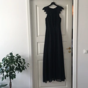 Långklänning strl 38 - Oanvänd långklänning från Bubbleroom i Navy blue. Fortfarande i plastförpackningen. Lace Trim Chiffon Maxi Dress Navy. Ord. pris 699kr