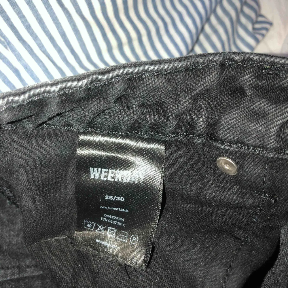 Ett av mina snyggaste par jeans, köpta för inte länge sedan på weekday! inte min stil längre. köparen står för frakt💕. Jeans & Byxor.