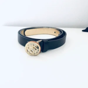 Dkny skärp  - Dkny skärp, svart/brunt. Storlek S. Har tappat lite färg, se bild. Frakt 44 kr. #dkny #skärp 
