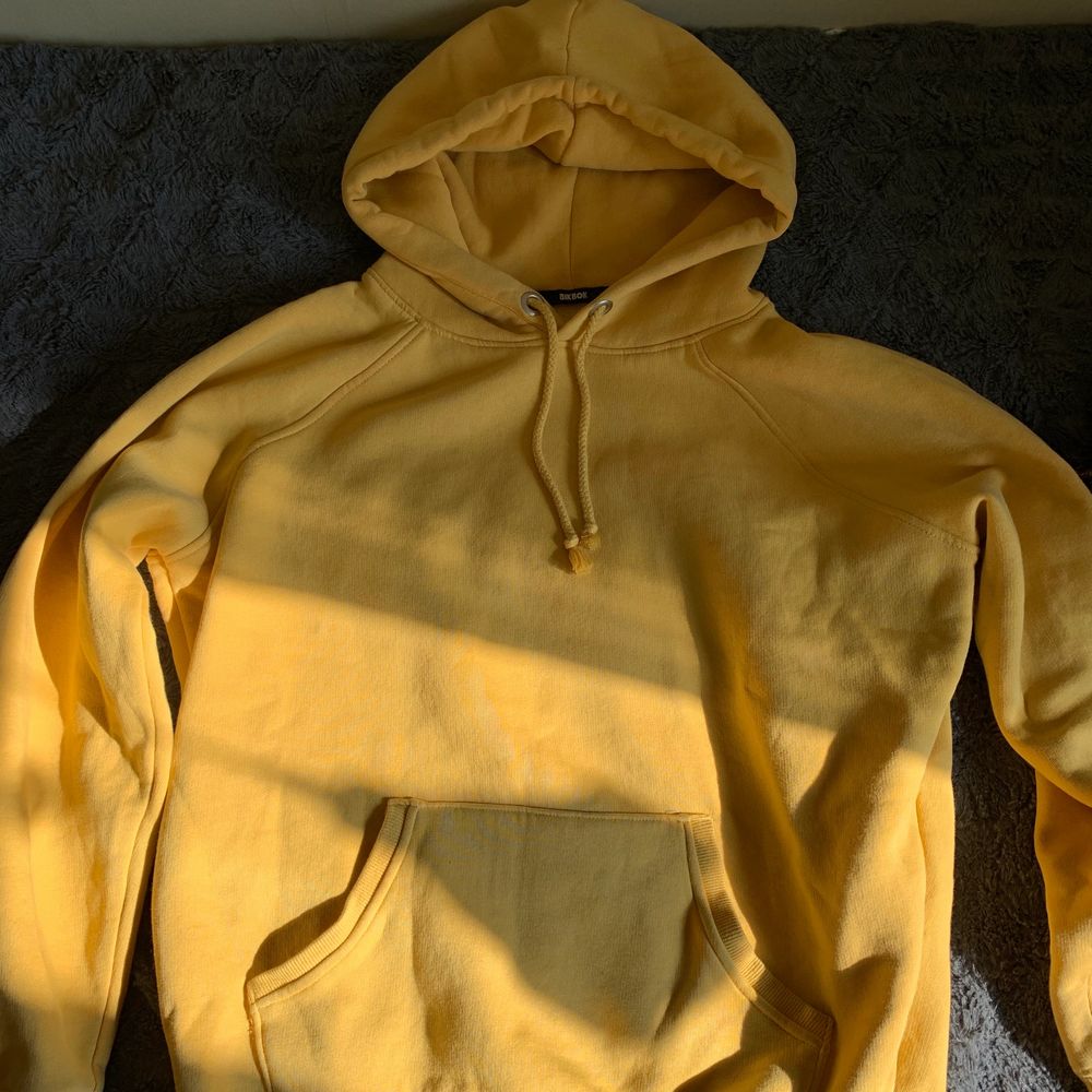 En gul hoodie från bikbok! Bra skick, 120kr + frakt tillkommer!💓 . Huvtröjor & Träningströjor.