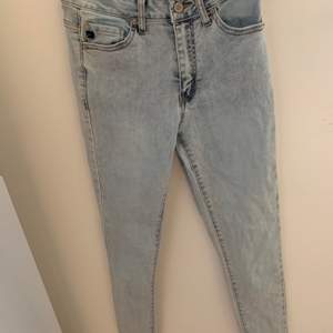 Jeans från Fashion Nova med slitning längst nere. Aldrig använda då jag fick fel storlek. Nypris: 399