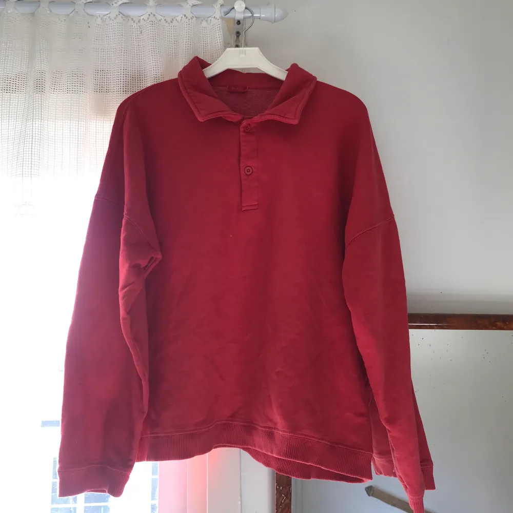 Jätte skön, ball röd college tröja från brandy Melville köpt för några år sen men bara använd ett fåtal gånger!. Tröjor & Koftor.