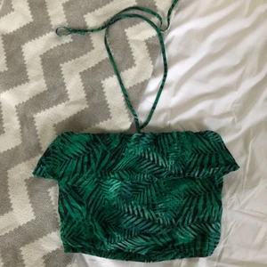 Topp - Jätte söt topp från bikbok i fint men använt skick, går att knyta i halsen eller så kan man stoppa in banden och ha den som en tubtopp.