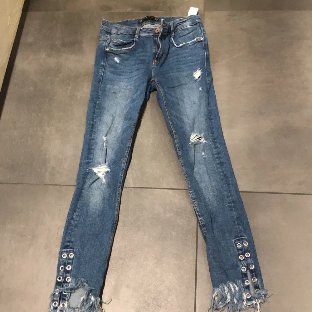 Snygga o sköna jeans ifrån Zara. Två hällor är sönder på byxorna som ni kan se på bilderna men syns inte så mycket när man använder dem💕💕. Jeans & Byxor.