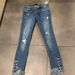 Snygga o sköna jeans ifrån Zara. Två hällor är sönder på byxorna som ni kan se på bilderna men syns inte så mycket när man använder dem💕💕