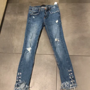 Jeans från Zara - Snygga o sköna jeans ifrån Zara. Två hällor är sönder på byxorna som ni kan se på bilderna men syns inte så mycket när man använder dem💕💕