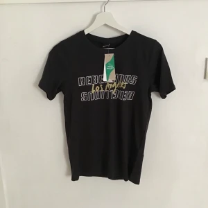 Svart T-shirt, storlek small  - Ny med lapp kvar! Betalas med swish. Skickas spårbart med postnord för 49:-