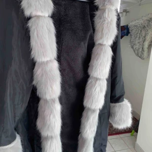  - Aldrig använd, väldigt fin och skön jacka. går ner i pris vid snabbaffär! Vid frågor skriv privat