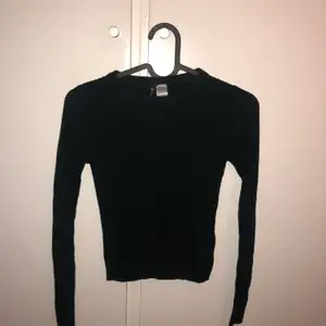 Mörkgrön tröja från H&M (ljuset på första bilden är inte rättvis). Använt 4-5 gånger. Storlek xs