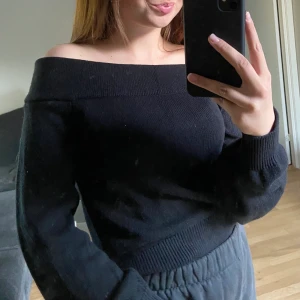 Tröja - Jätte fin tjocktröja! Stickat material och perfekt för en sommarkväll! Den är off the shoulders och i jätte fint skick! Original pris: 250 kr! Du står för frakten! 