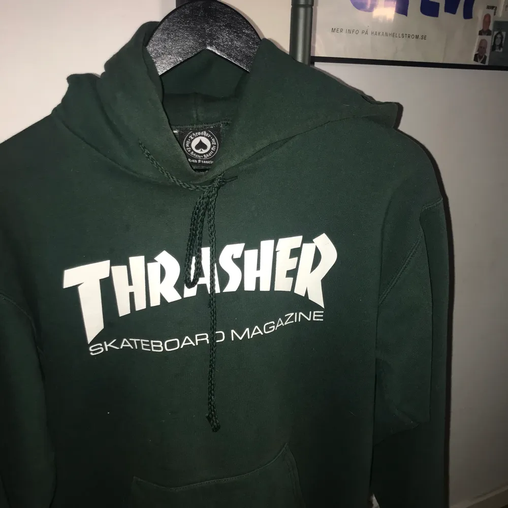 Säljer min hoodie från Thrasher då jag inte använder den längre:( Passar både S-M. En liten fläck som knappt syns på framsidan & ena snöret är lite defekt men annars felfri! Frakt på 69kr tillkommer!:)💚. Hoodies.
