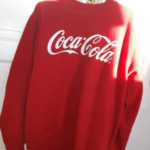 Säljer min supercoola Coca Cola sweatshirt i strl S/M. Kan mötas upp i Uppsala annars står köparen för frakt.🥰