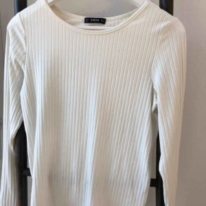  - Säljer denna super bekväma och fina tröjan med en unik rygg! 💛 Materialet är super stretchigt och så bekvämt.