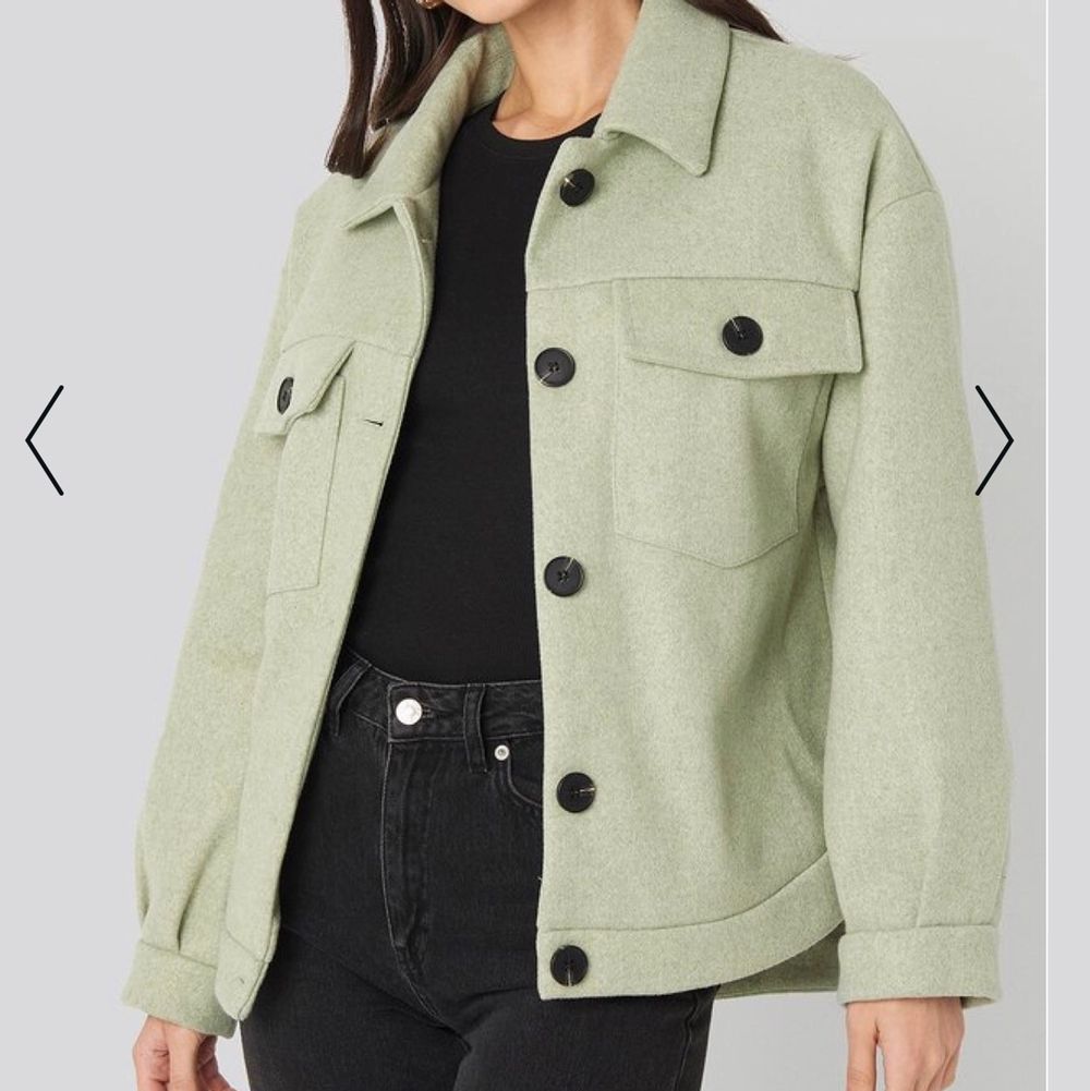 Jacka från NAKD i härlig grön färg. Strl 32 men passar upp till strl 38/40 beroende på önskad fit. Helt oanvänt med prislapp kvar.Köpt för 799kr men säljer för 600kr inklusive frakt. Säljes pga ångrat köp, om fler bilder önskas är det bara att hojta till🌸. Jackor.