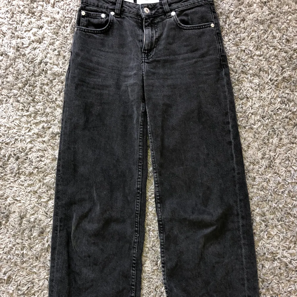 Svarta jeans köpta från Na-kd från märket mango. Passar någon med korta ben(under 160cm lång) skulle jag vilja säga hade passat bäst. Köptes för 399kr säljes för 189kr+GRATIS FRAKT 📦 . Jeans & Byxor.