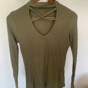 Mörkgrön tröja - Fin mörkgrön tröja som knappt är använd. Tröjan har en fin passform och är i fint skick. Köpare står för eventuell frakt.