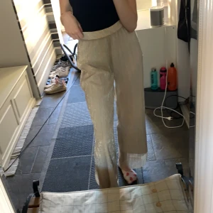 Byxor  - Snygga guld glittriga byxor från vero Moda säljer pga att jag har mycket andra plagg som jag använder mer. Dem är JÄTTEsköna och har väldigt långa ben!!! Jag är 175 och dem passar mig helt perfekt! Köparen står för frakt och den kan variera men vi löser!