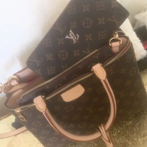 Lv väska med plånbok  - En Louis Vuitton väska och likadan plånbok