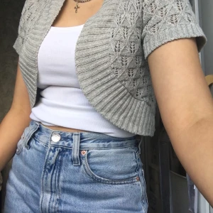 Cropped cardigan - Jätte sött grå cropped cardigan eller som några säger bolero. Hittar ingen användning till den så jag hoppas att nån gör✨✨