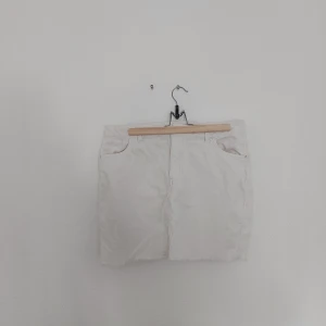 Kjol i manchester från ONLY - Aldrig använd manchesterkjolmed gulddetaljer i stl 40, hel och ren 140 kr inkl frakt 