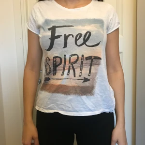 Lindex  - En vitt t-shirt med ett fint tryck, storlek S🌸 Köparen står för frakten🌸