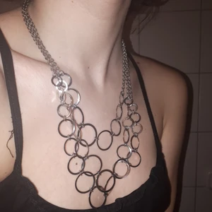 Halsband  - Jättefin silver halsband i bra skick! Använde den bara 2 gånger eftersom det inte är min stil. Frakt tillkommer.