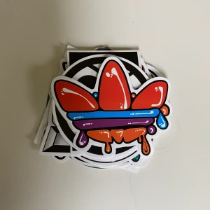 17 st RANDOM klistermärken!  - Jag säljer 17 st random klistermärken. Massa olika motiv, alla klistermärken är olika. 35 kr + frakt! 