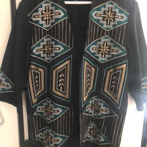 Kavaj H&M trend - Svart kavaj med broderier och pärlor i turkos och guld. Storlek 36. Som ny. 99 kr + frakt