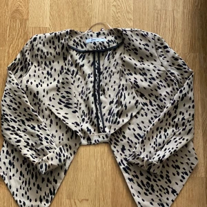 Kavaj  - Jättefin kofta i leopard mönstret använd en gång. 