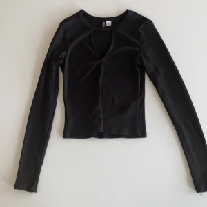 Långärmad tröja, strl S - Urringning i fram, tajt sittande från H&M, skriv för fler bilder