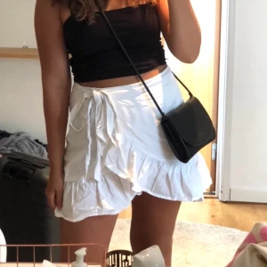 Fin volangkjol  - Säljer min fina volangkjol från nelly. Bra skick. Är omlott och Stängs med knapp och knyte. Köparen står för frakten🌟🌟