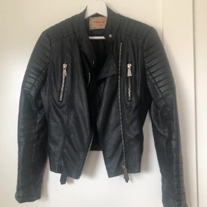 Skinnjacka  - Den är ganska sliten, men fortfarande användbar