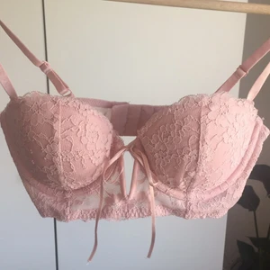 Rosa BH - Skitfin rosa balconette BH! Säljer då den tyvärr är för stor för mig. I storlek 75B. Köpt på H&M, endast använd en gång! Kan mötas upp i stockholm annars betalar köpare frakt.🥰🥰🥰