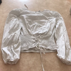 Tröja - en väldigt fin tröja. Använd några gånger vid konsert tillfällen. frakt inkluderat 